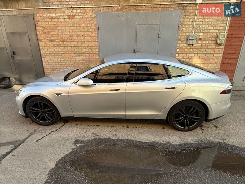 Лифтбек Tesla Model S 2015 в Киеве