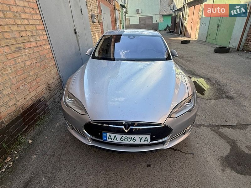 Лифтбек Tesla Model S 2015 в Киеве