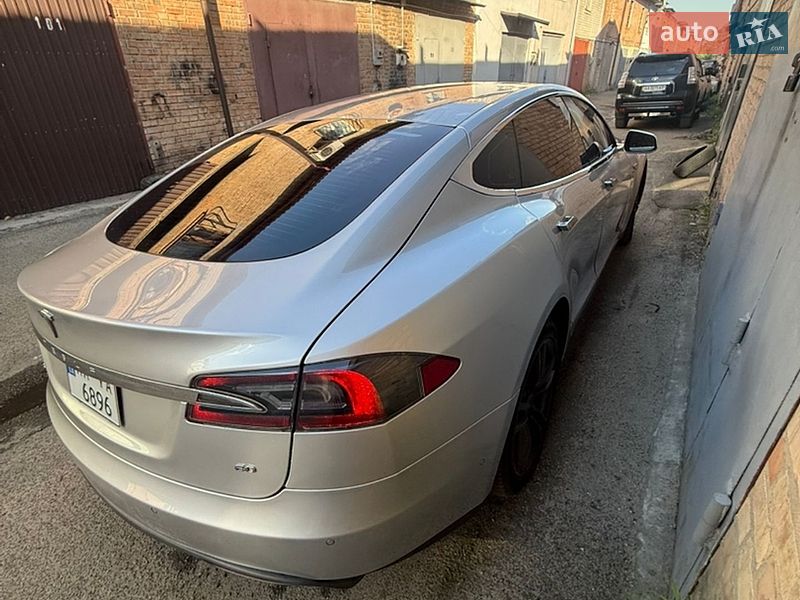 Лифтбек Tesla Model S 2015 в Киеве