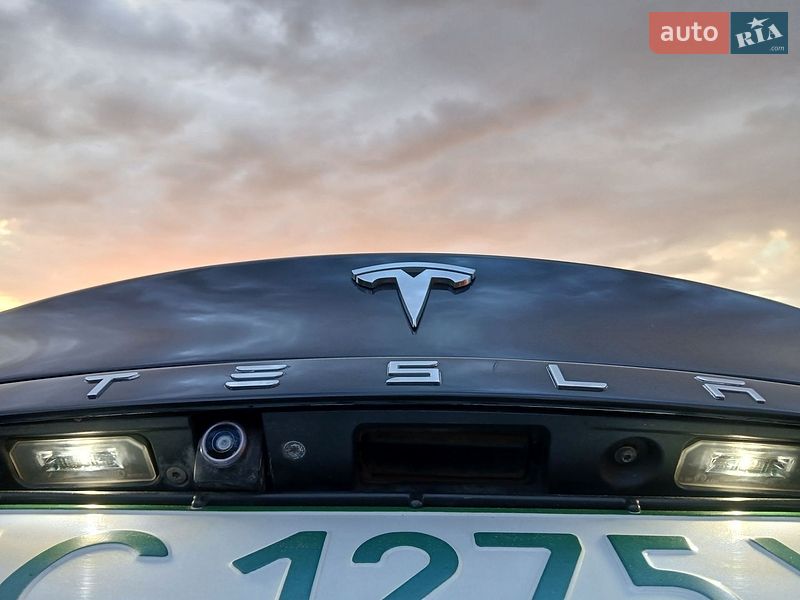 Ліфтбек Tesla Model S 2017 в Луцьку