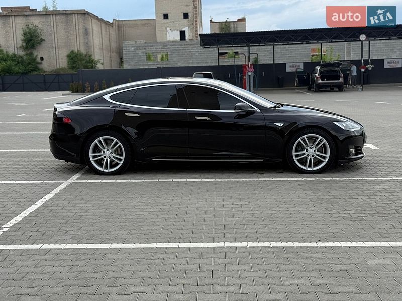 Ліфтбек Tesla Model S 2013 в Дубні