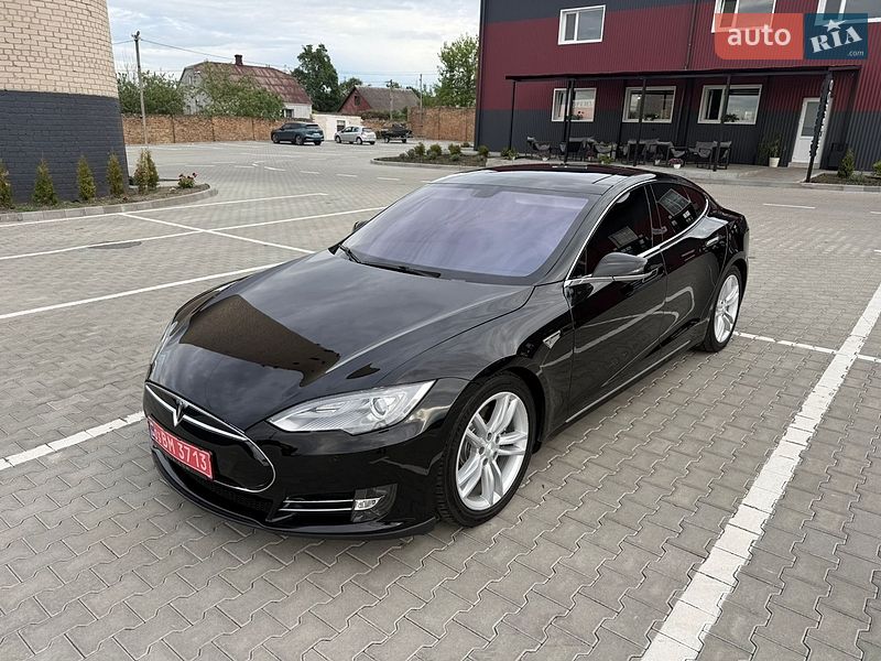 Ліфтбек Tesla Model S 2013 в Дубні