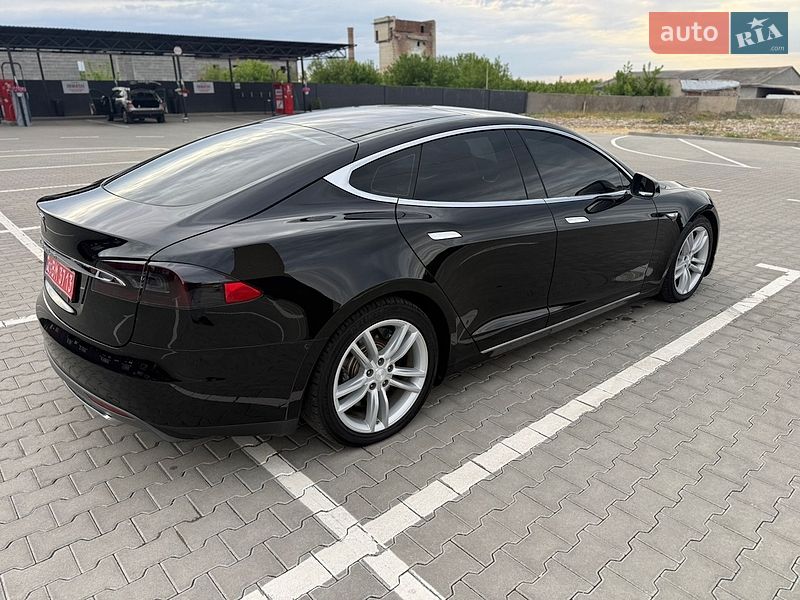 Ліфтбек Tesla Model S 2013 в Дубні
