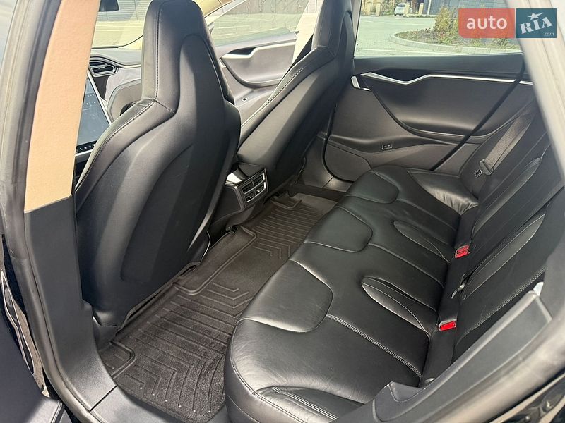 Ліфтбек Tesla Model S 2013 в Дубні