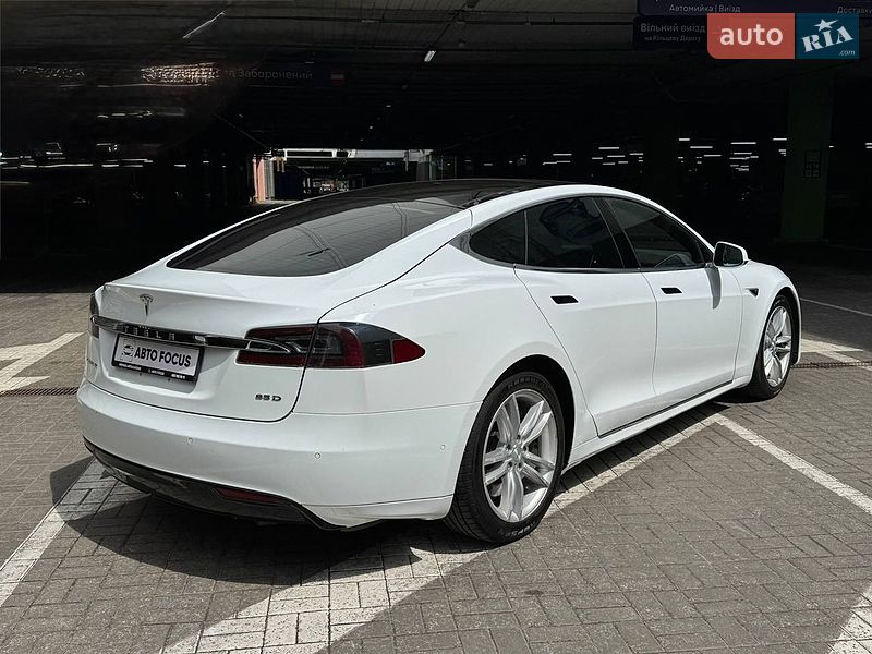 Ліфтбек Tesla Model S 2015 в Києві