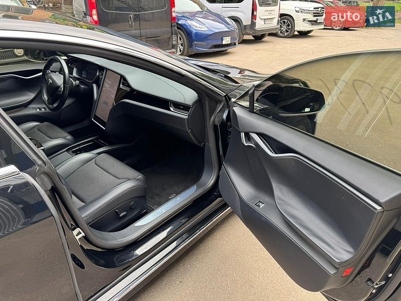 Лифтбек Tesla Model S 2018 в Сумах
