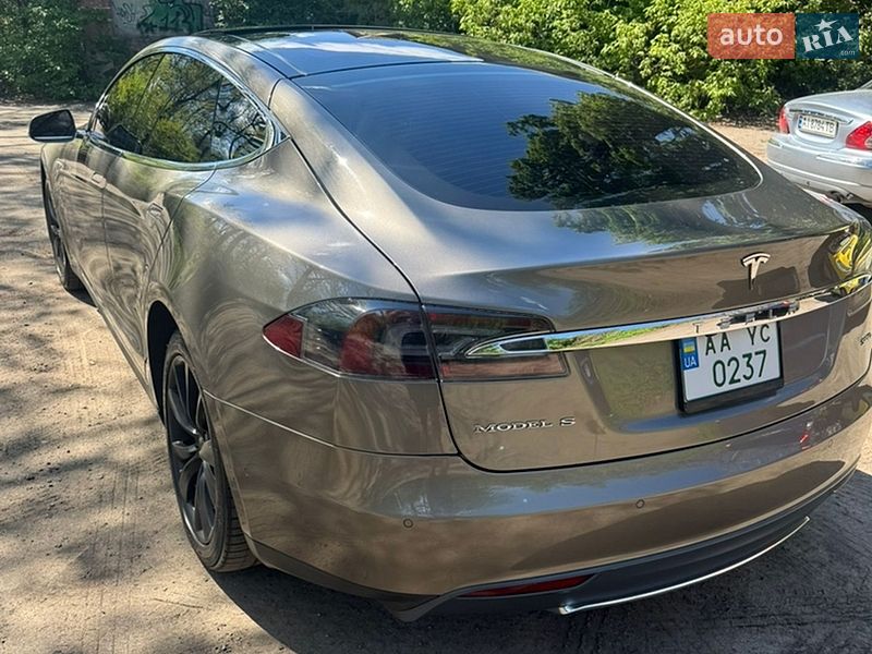 Лифтбек Tesla Model S 2015 в Киеве фото 12 Лифтбек Tesla Model S 2015 в Киеве