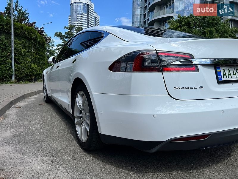 Ліфтбек Tesla Model S 2015 в Києві