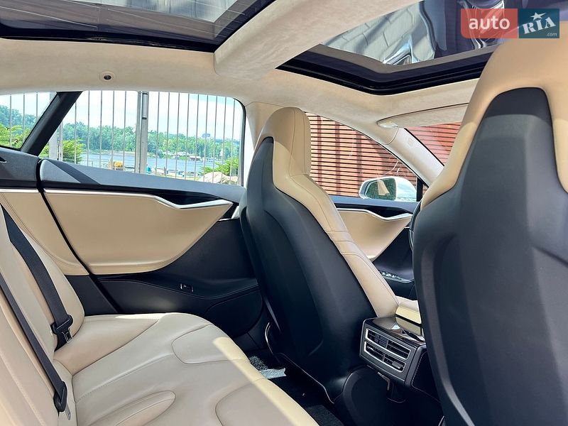 Ліфтбек Tesla Model S 2015 в Києві