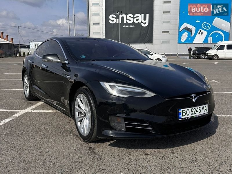 Лифтбек Tesla Model S 2017 в Черновцах