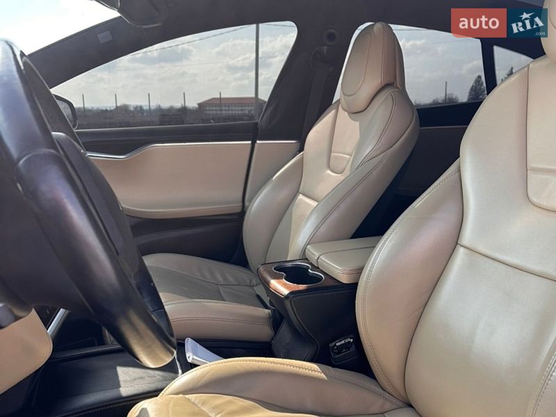 Лифтбек Tesla Model S 2017 в Черновцах