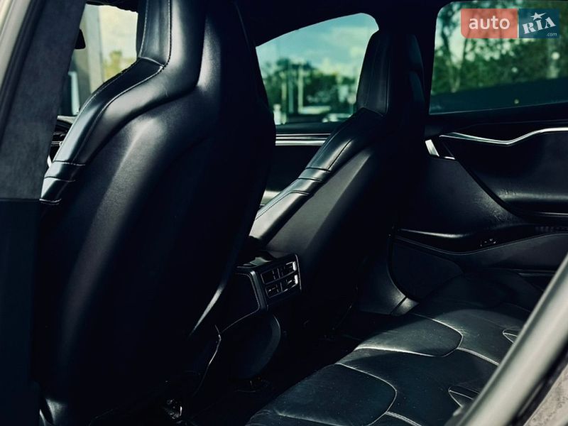 Ліфтбек Tesla Model S 2016 в Дніпрі