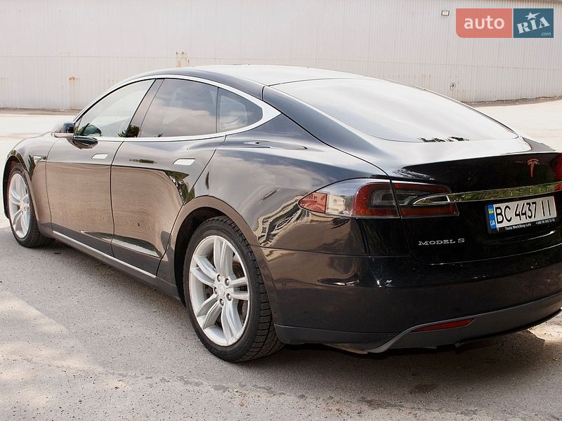 Ліфтбек Tesla Model S 2015 в Львові