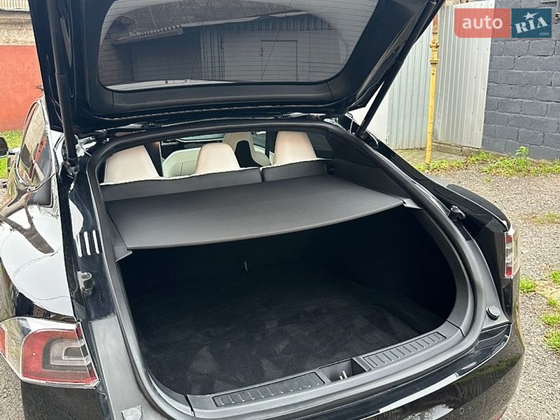 Лифтбек Tesla Model S 2017 в Кривом Роге