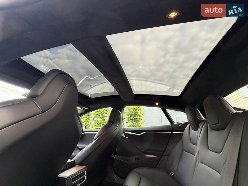 Лифтбек Tesla Model S 2017 в Луцке