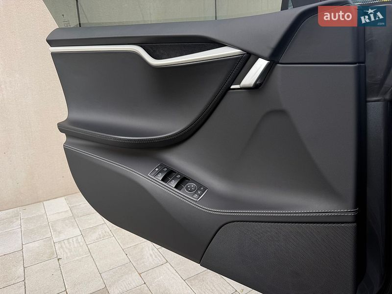 Лифтбек Tesla Model S 2017 в Луцке