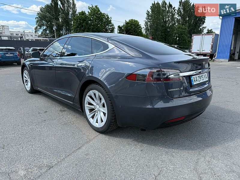 Лифтбек Tesla Model S 2016 в Киеве