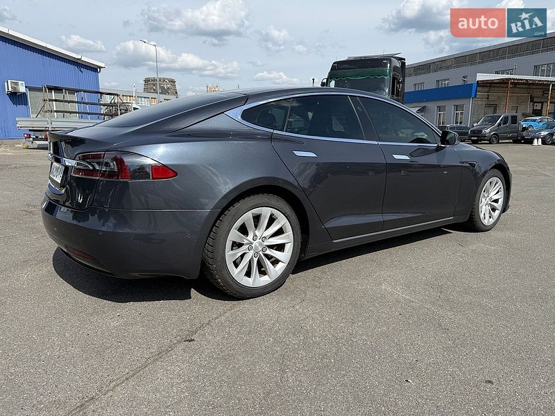 Лифтбек Tesla Model S 2016 в Киеве