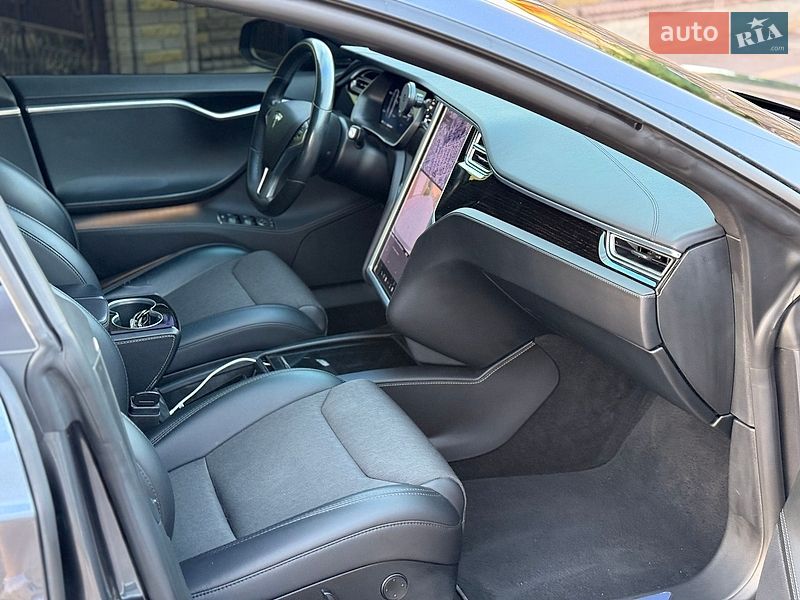 Лифтбек Tesla Model S 2017 в Дубно
