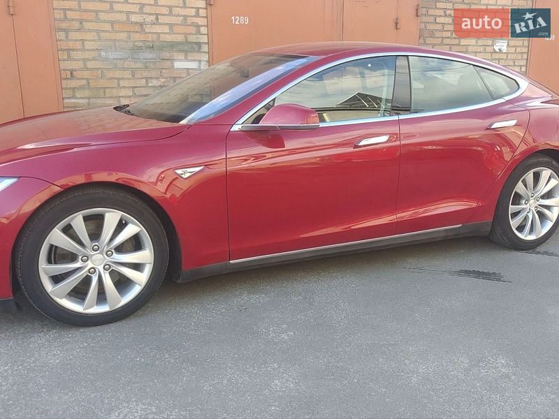 Лифтбек Tesla Model S 2015 в Киеве