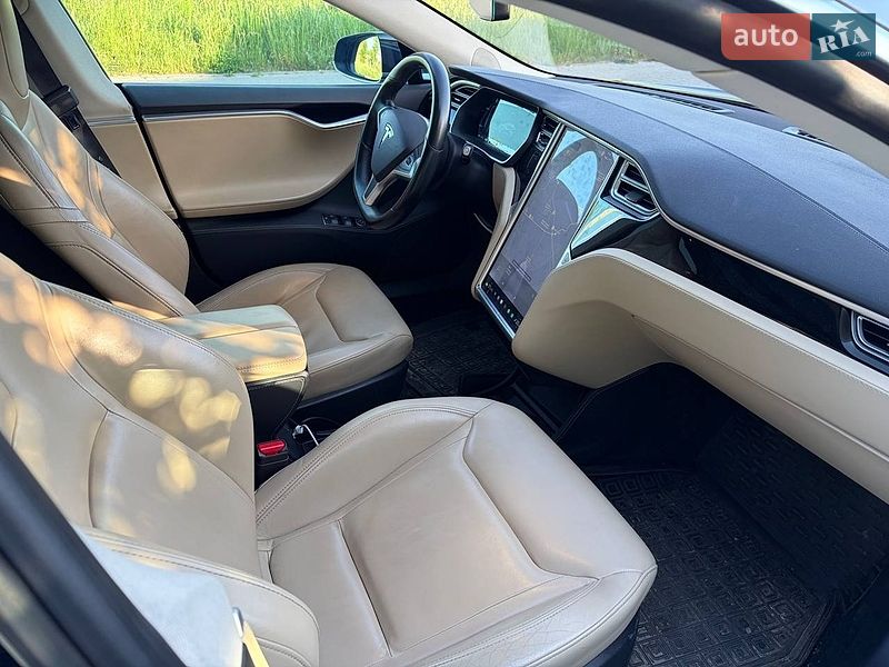Ліфтбек Tesla Model S 2015 в Львові