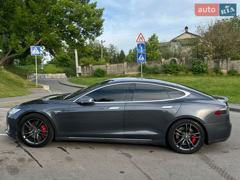 Лифтбек Tesla Model S 2015 в Виннице