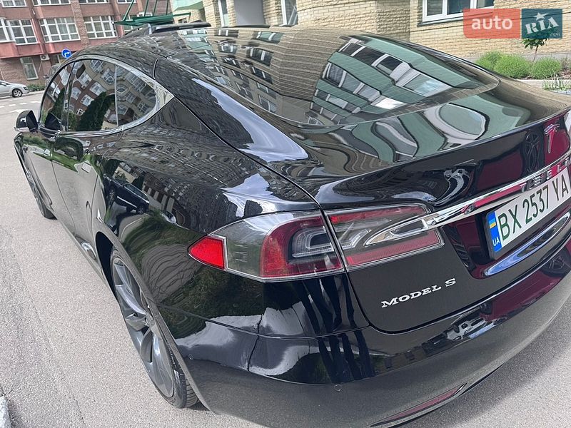 Лифтбек Tesla Model S 2017 в Киеве