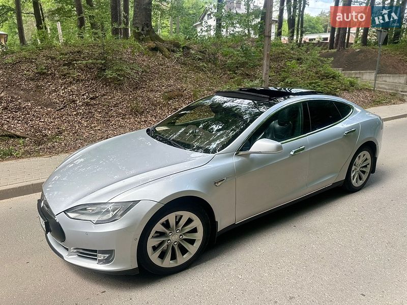 Ліфтбек Tesla Model S 2015 в Львові