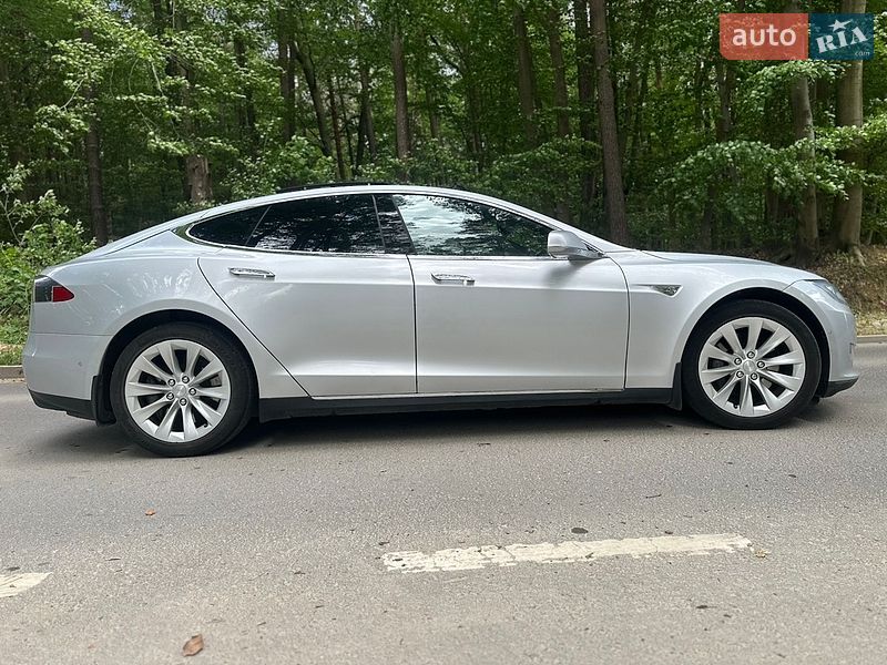 Ліфтбек Tesla Model S 2015 в Львові