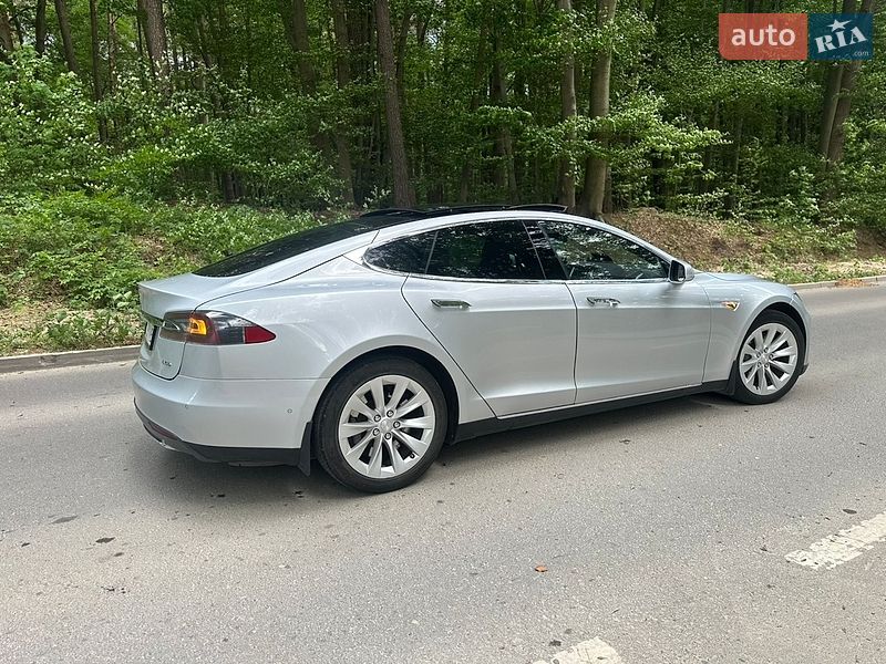 Ліфтбек Tesla Model S 2015 в Львові