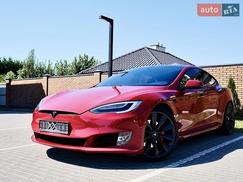 Лифтбек Tesla Model S 2017 в Львове