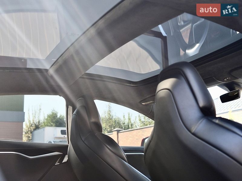 Лифтбек Tesla Model S 2017 в Львове