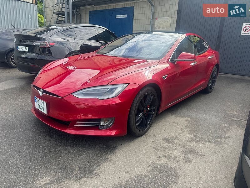 Лифтбек Tesla Model S 2016 в Киеве