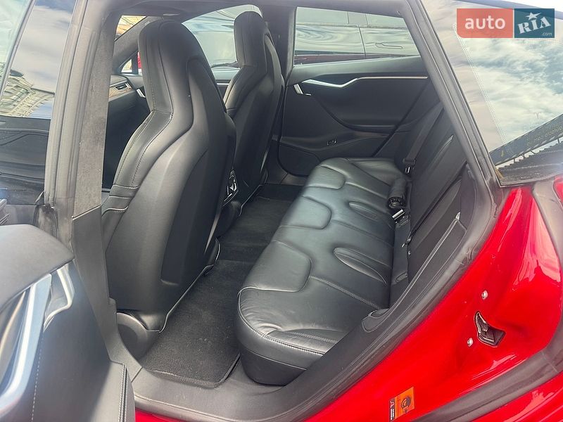 Лифтбек Tesla Model S 2016 в Киеве