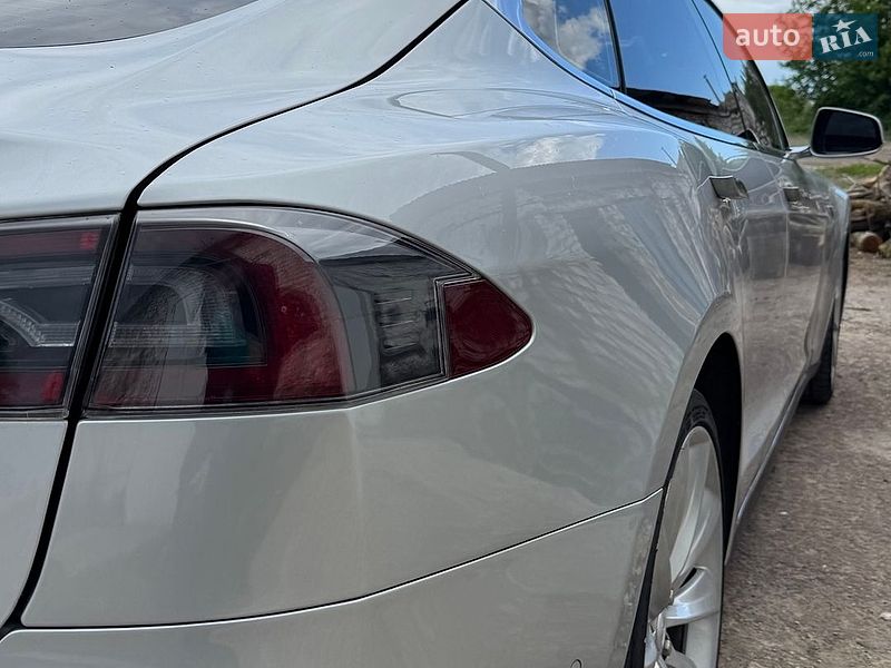Ліфтбек Tesla Model S 2015 в Києві