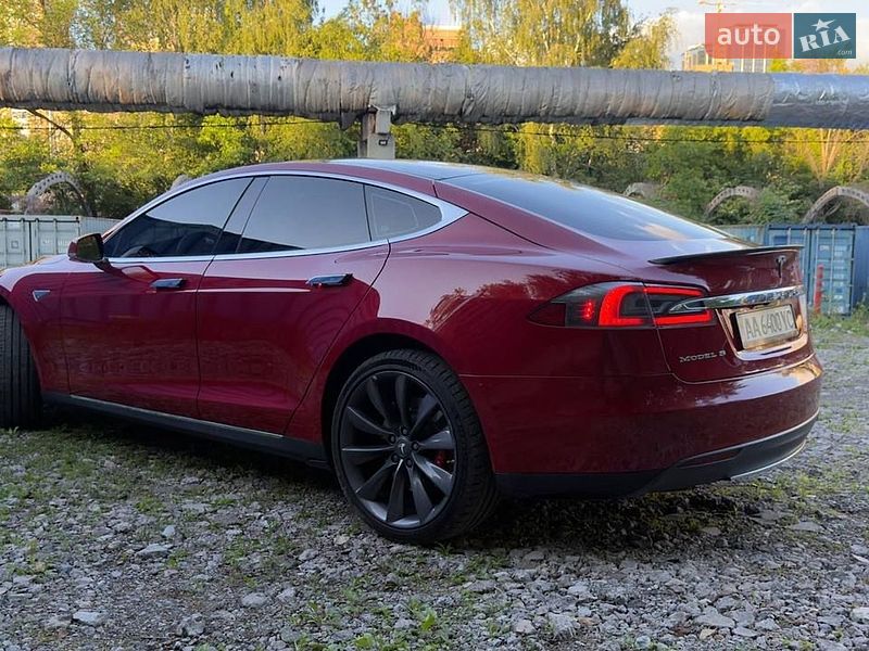 Лифтбек Tesla Model S 2015 в Киеве