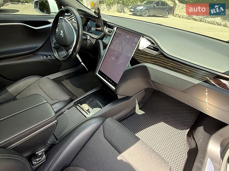 Лифтбек Tesla Model S 2018 в Кропивницком