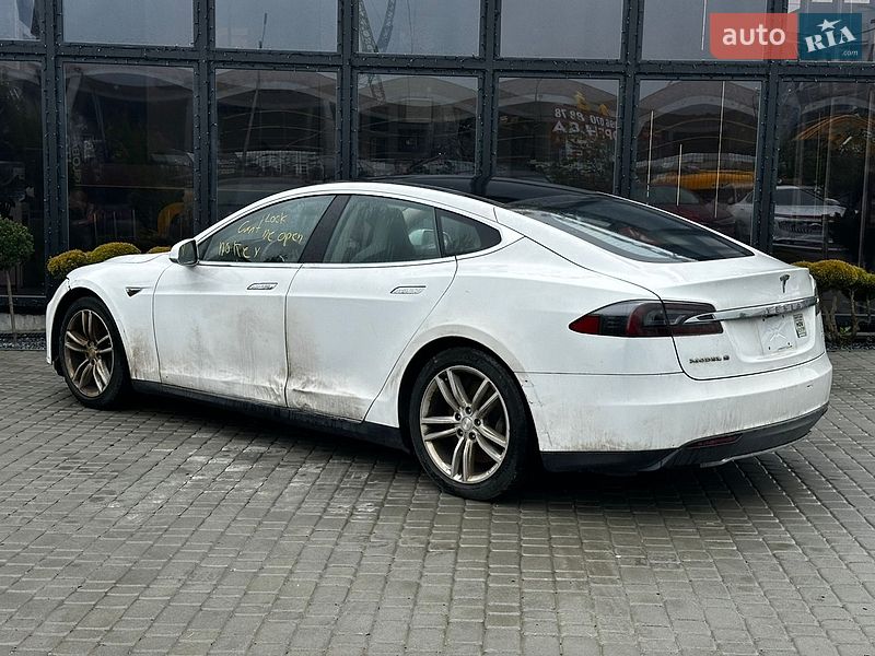 Лифтбек Tesla Model S 2013 в Львове