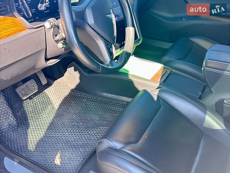 Лифтбек Tesla Model S 2019 в Павлограде