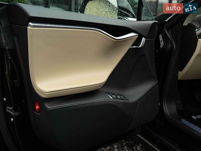 Лифтбек Tesla Model S 2015 в Черновцах
