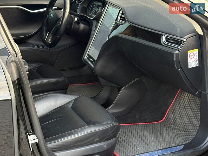 Лифтбек Tesla Model S 2015 в Львове