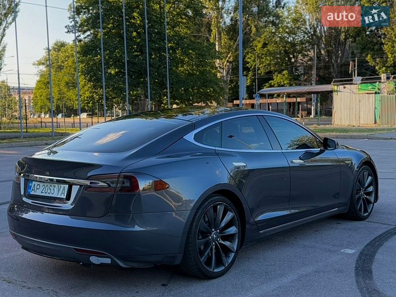 Лифтбек Tesla Model S 2016 в Запорожье