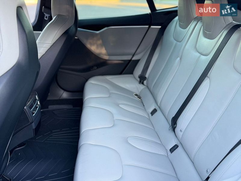 Лифтбек Tesla Model S 2016 в Запорожье
