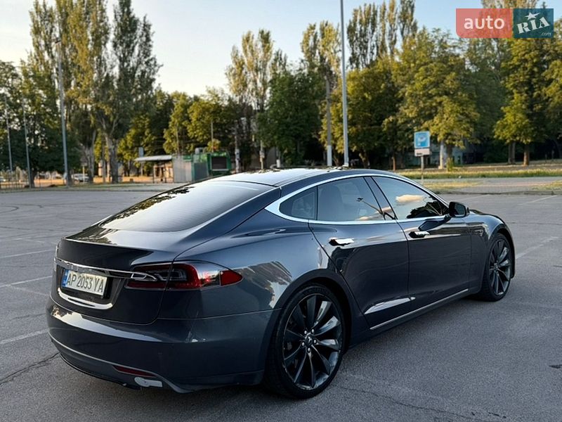 Лифтбек Tesla Model S 2016 в Запорожье