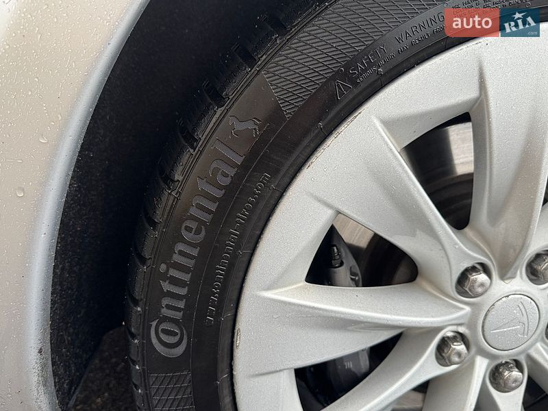 Лифтбек Tesla Model S 2016 в Киеве