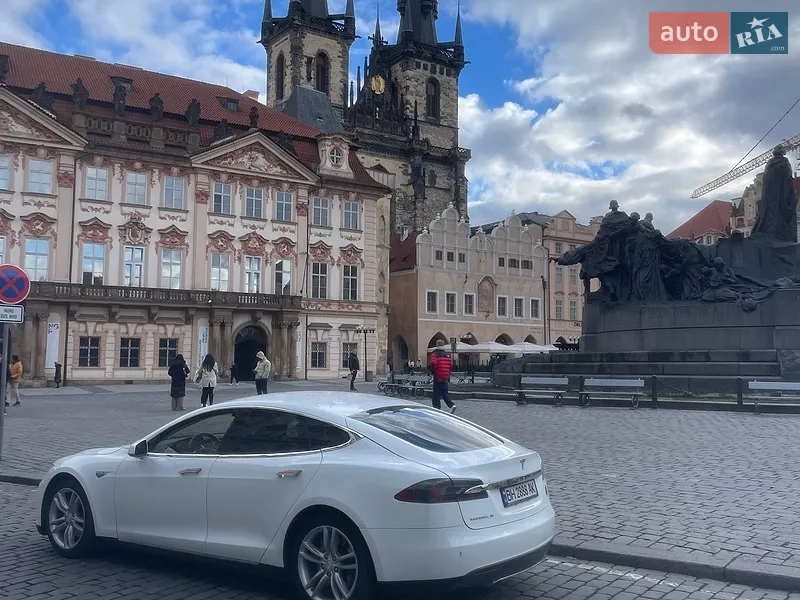 Tesla Model S 2013