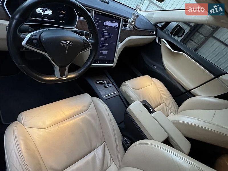 Лифтбек Tesla Model S 2017 в Киеве