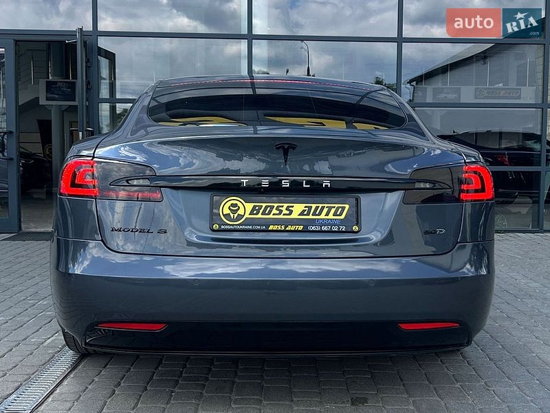 Лифтбек Tesla Model S 2017 в Ивано-Франковске