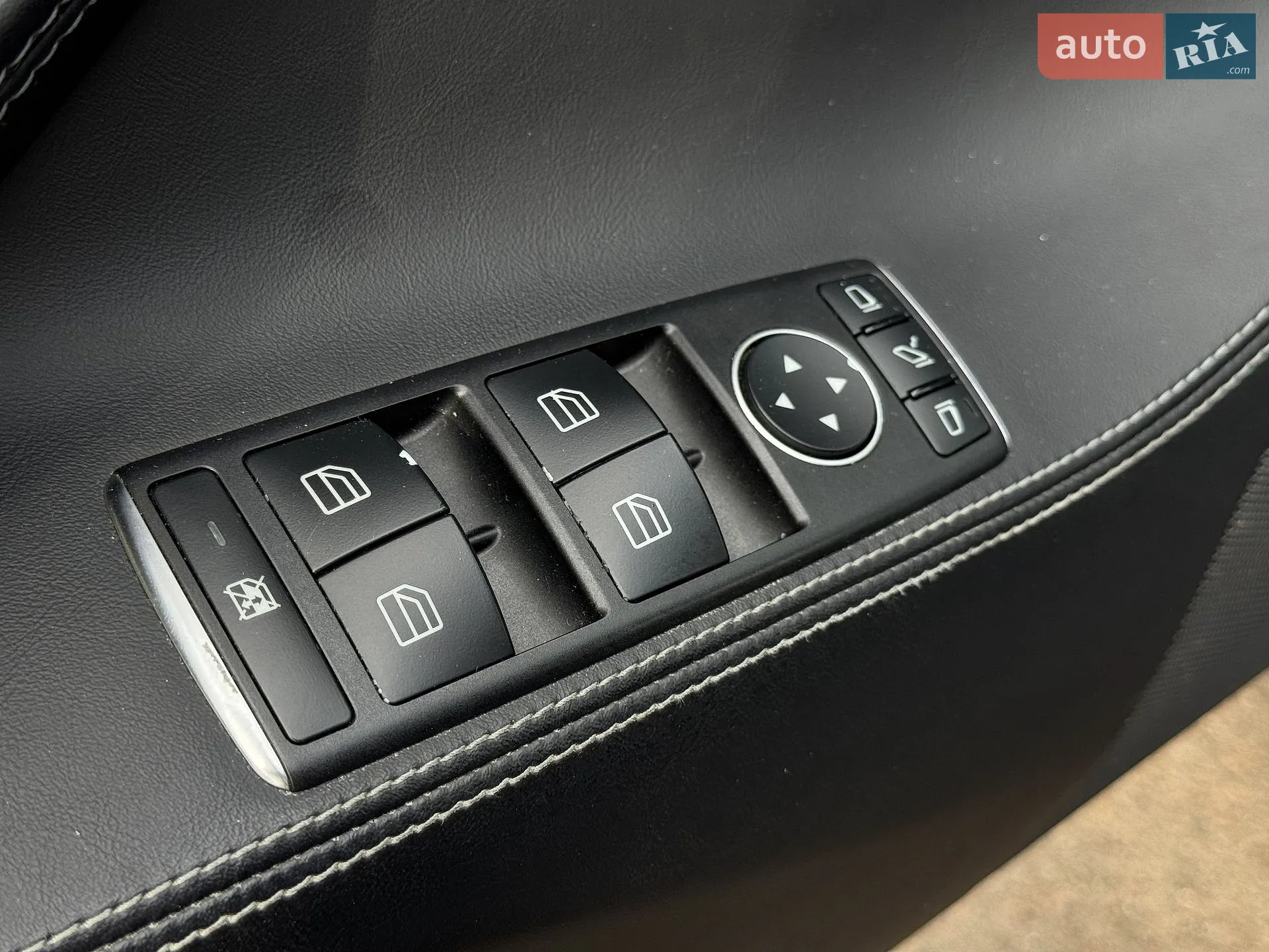 Tesla Model S 2019 VIN 5YJSA1E28KF305174 фото оголошення 15 з 29