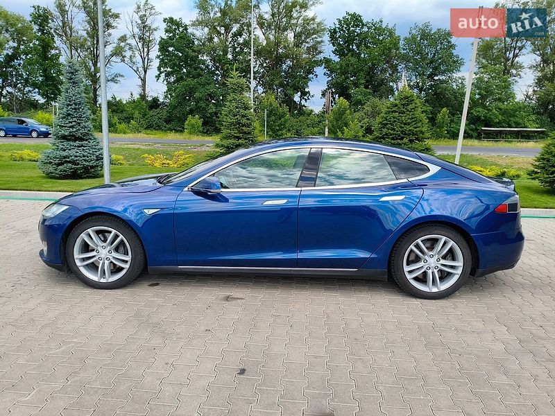 Лифтбек Tesla Model S 2015 в Киеве